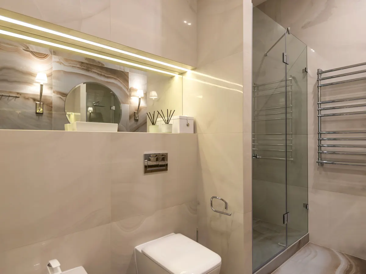 Un bagno appena rifatto con doccia in vetro