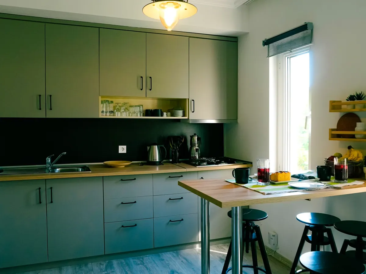 Una cucina moderna con isola e sgabelli