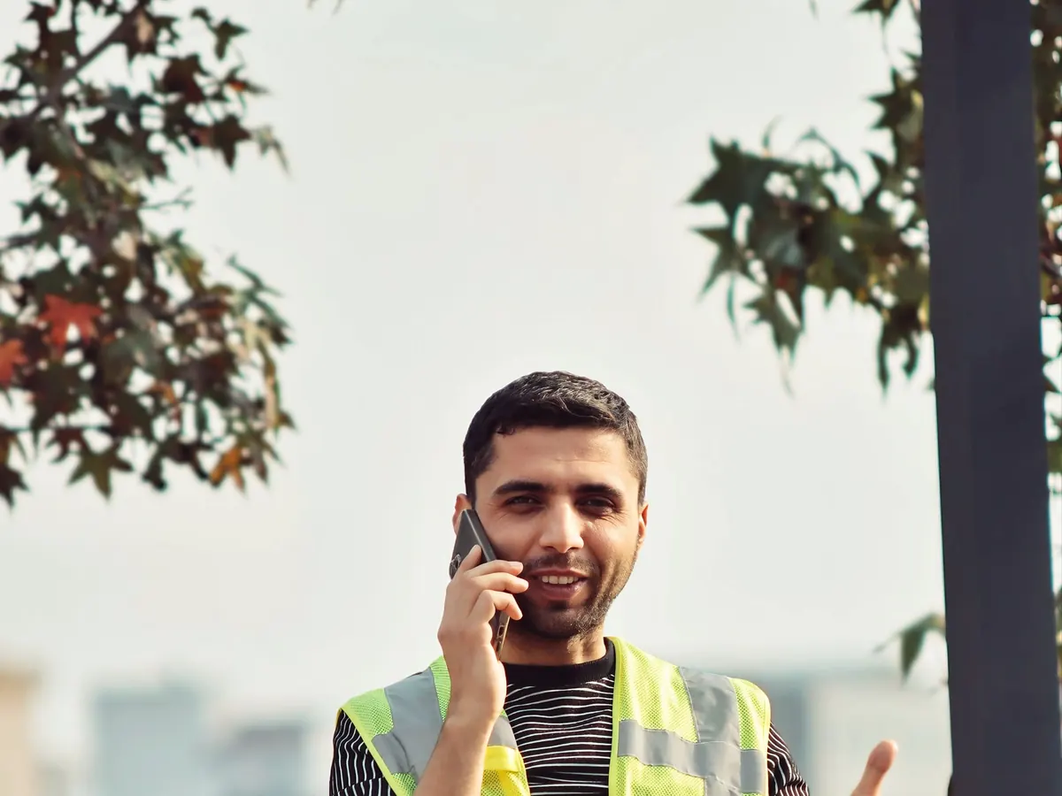 Un operaio con il telefono in cantiere