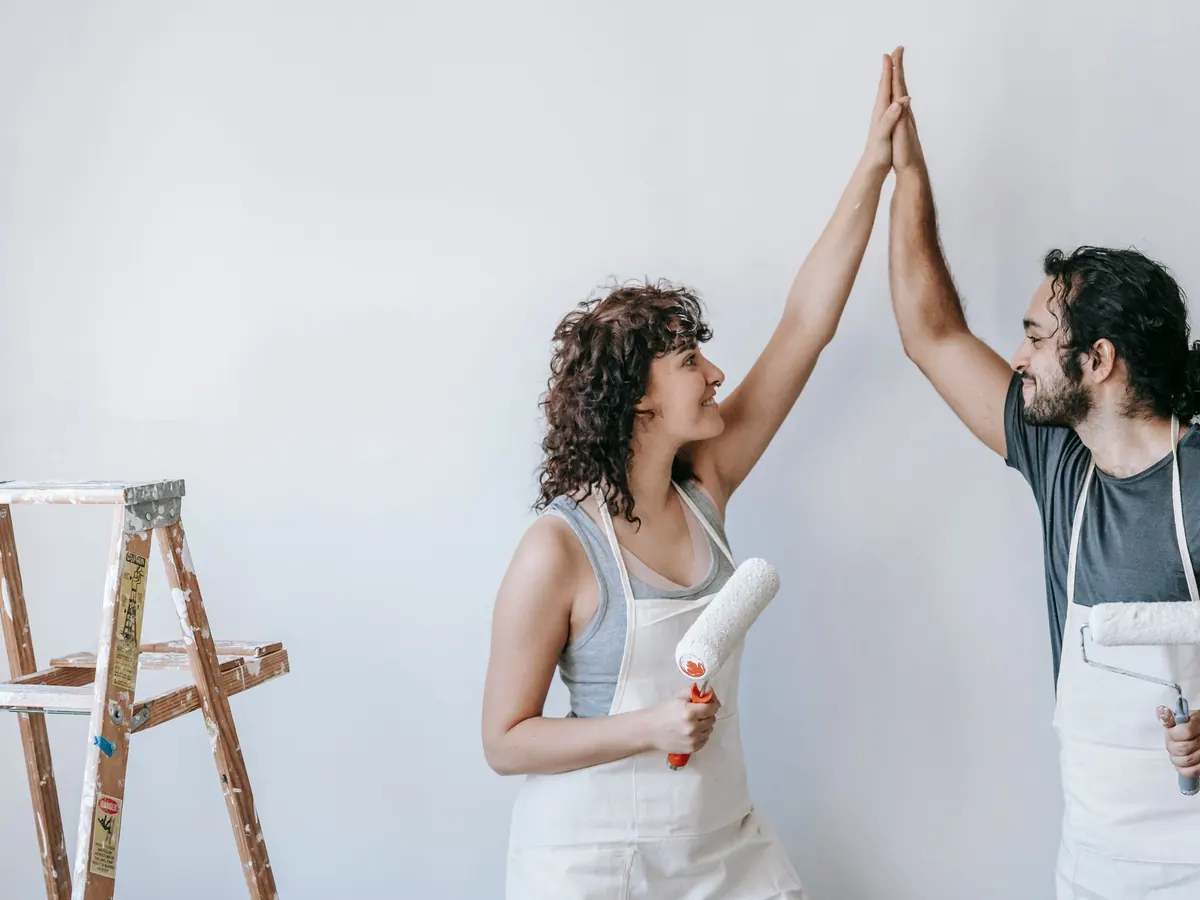 Una coppia soddisfatta a fine lavori di pittura