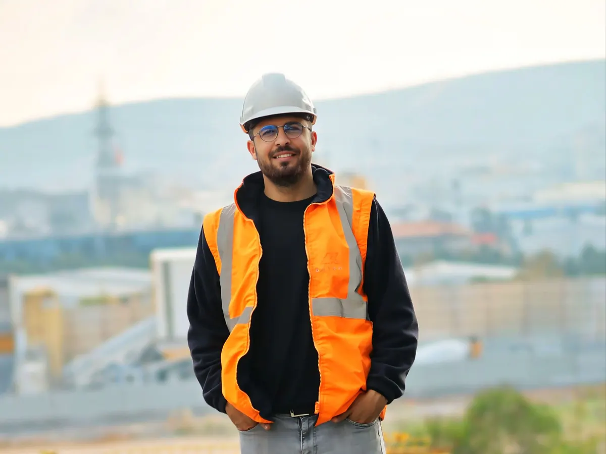 Un addetto con caschetto e gilet di sicurezza