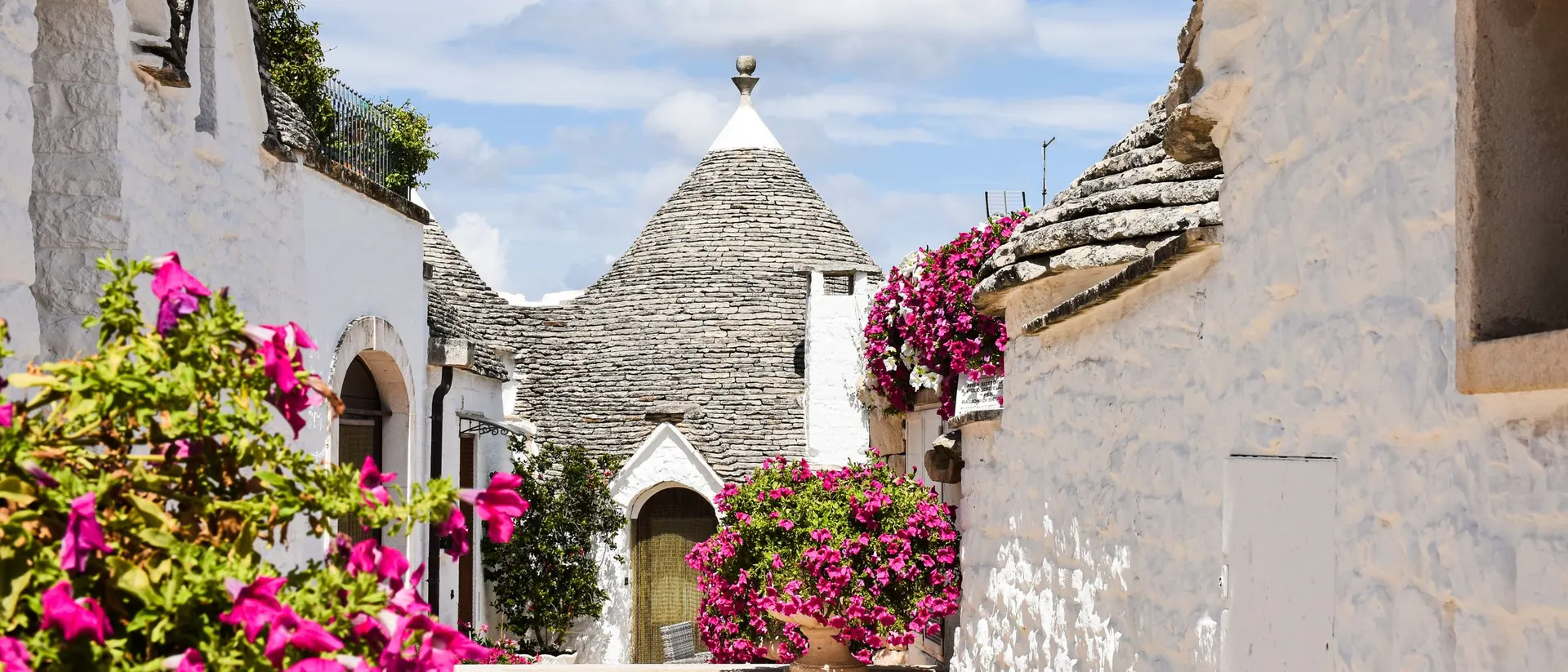 Trulli e bouganville in Valle d'Itria